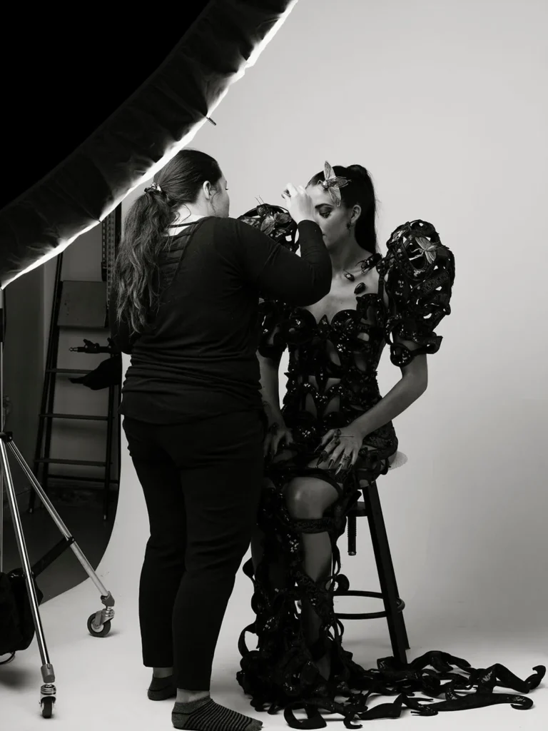 backstage sesji portretowej przy użyciu produktów Profoto