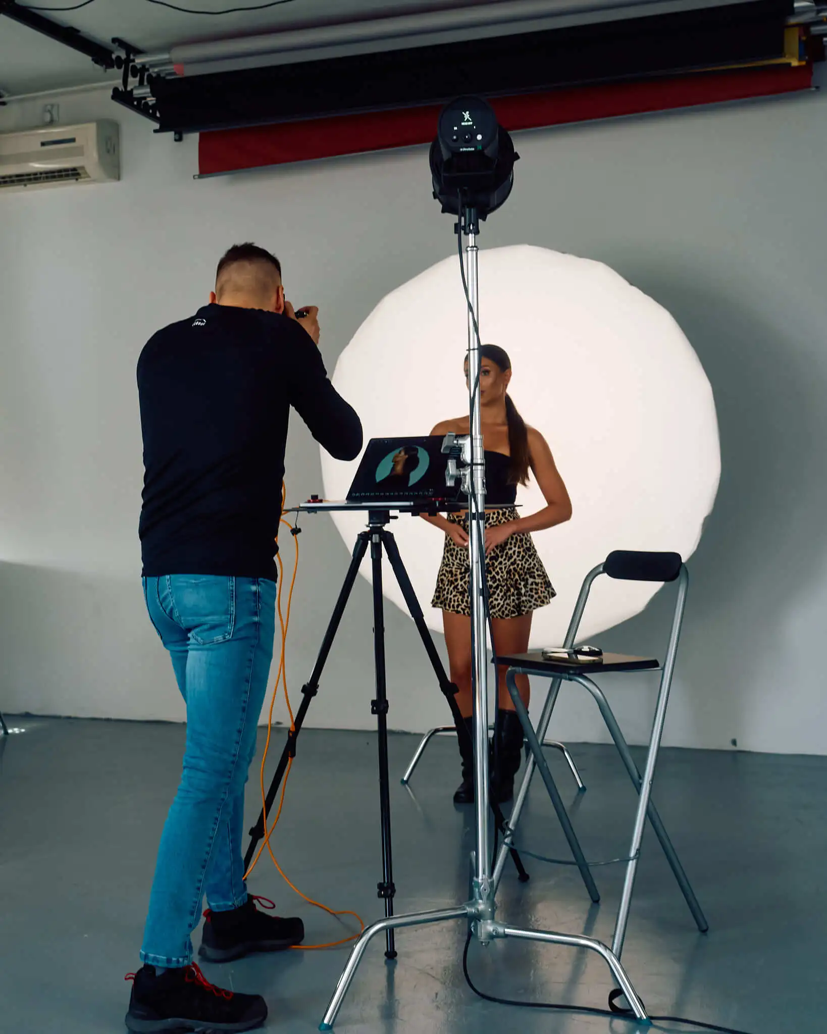 sesja zdjęciowa ze światłem zastanym z lampą i Profoto Spot Small