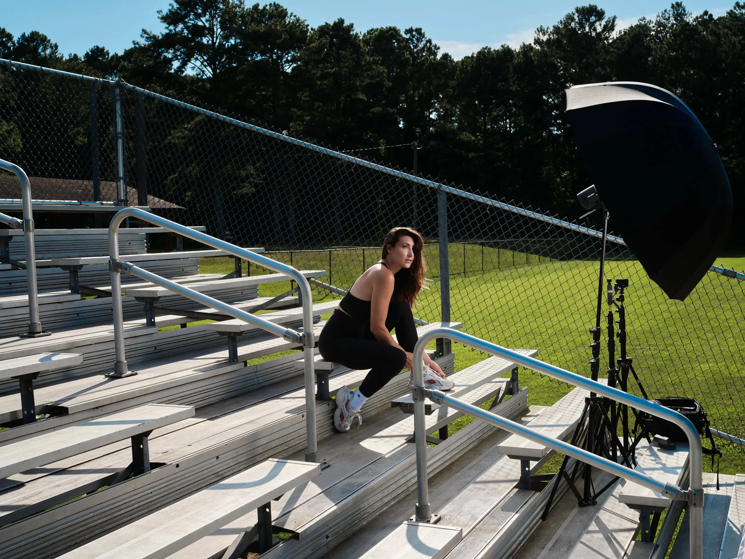 Fotograf Chris Fain podczas sesji plenerowej używa parasolki fotograficznej Profoto Umbrella Deep jako światła wypełniającego dla modelki.