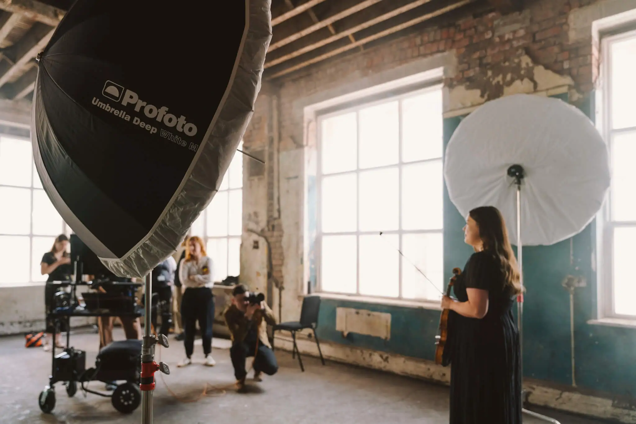 Parasolki fotograficzne Profoto – Deep czy Shallow? Biała czy Srebrna? Kompletny poradnik